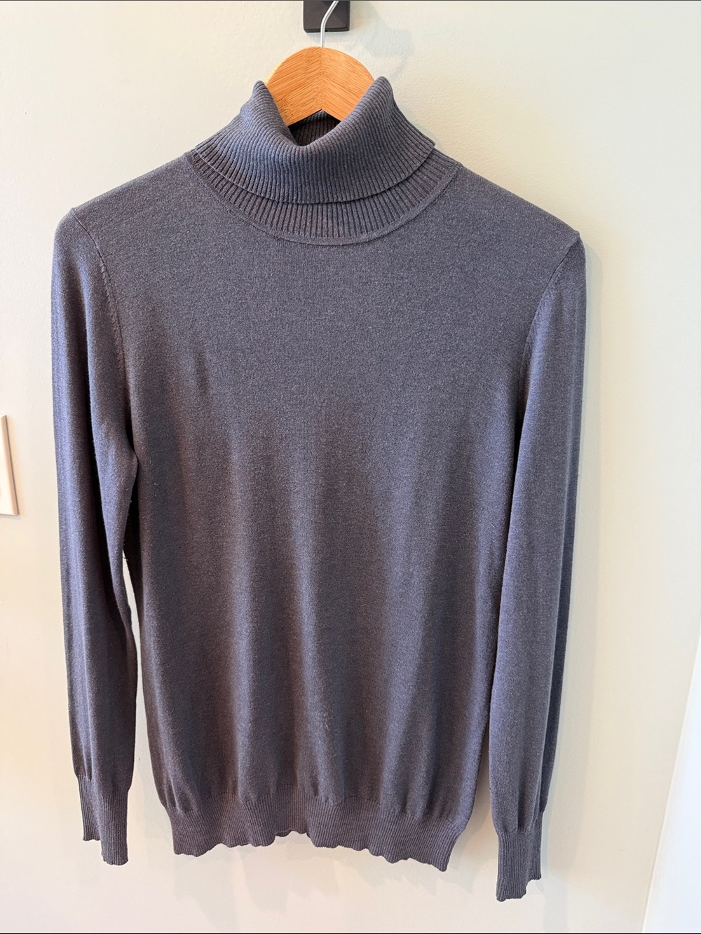 Banana Republic Women's Turtleneck Sweater in BlueGray Large Silk blend